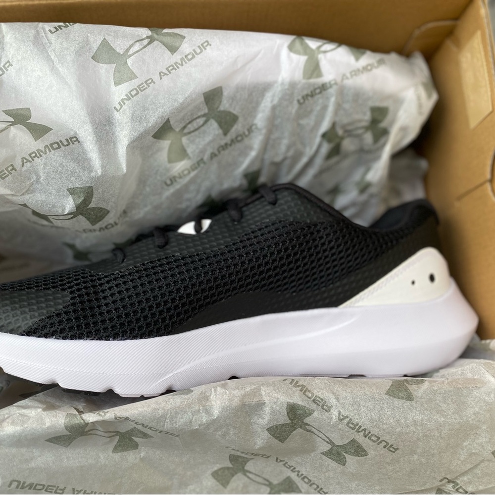Under armour men’s running shoes black and white size 10,12